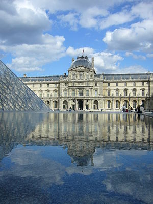 Imagem frontal do Museu do Louvre, em Paris